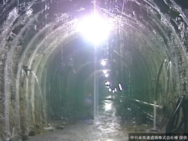 大量湧水の様子